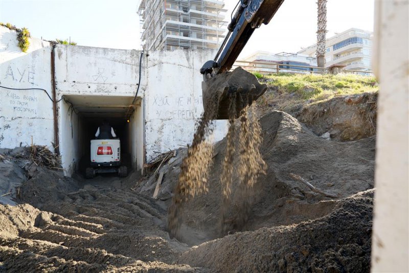 Alanya belediyesi&rsquo;nden sezon ve bayram &ouml;ncesi sahil ile alt ge&ccedil;itlerde temizlik &ccedil;alışması