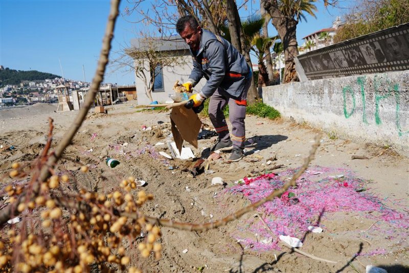 Alanya belediyesi&rsquo;nden sezon ve bayram &ouml;ncesi sahil ile alt ge&ccedil;itlerde temizlik &ccedil;alışması