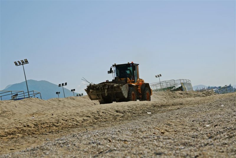 Alanya belediyesi&rsquo;nden sezon ve bayram &ouml;ncesi sahil ile alt ge&ccedil;itlerde temizlik &ccedil;alışması