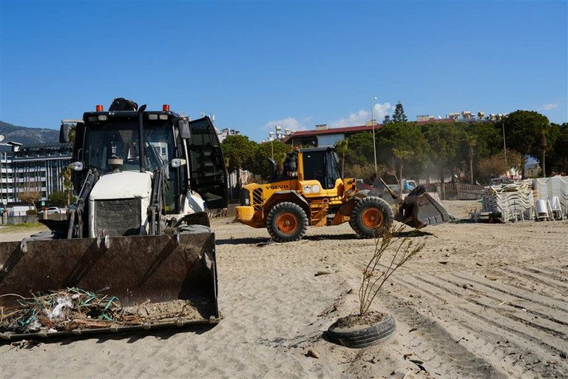 Alanya belediyesi&rsquo;nden sezon ve bayram &ouml;ncesi sahil ile alt ge&ccedil;itlerde temizlik &ccedil;alışması