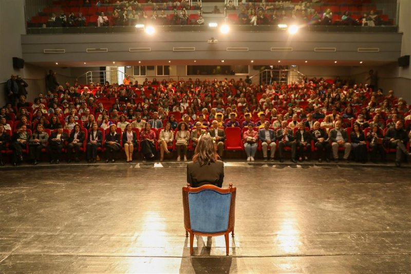 Alanya'da 8 mart coşkusu: başkan &ouml;z&ccedil;elik&rsquo;ten "kadın dostu kent ve şiddete sıfır tolerans" vurgusu