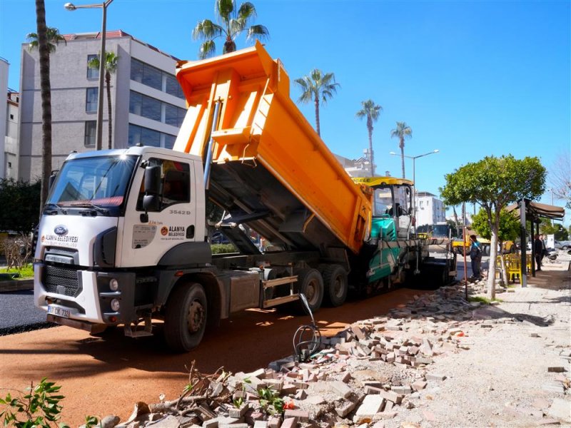 Atat&uuml;rk caddesi kuzey şeridinde &ccedil;alışmalar tamamlanıyor