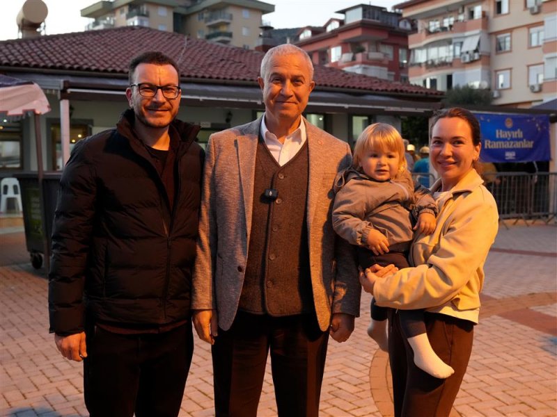 Başkan &ouml;z&ccedil;elik ilk iftarı vatandaşlarla birlikte yaptı