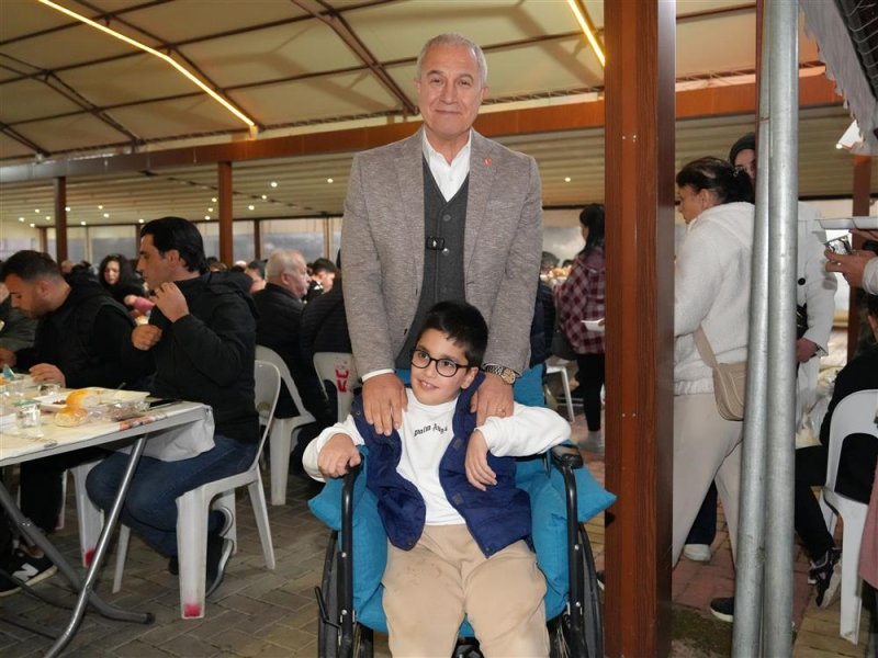 Başkan &ouml;z&ccedil;elik ilk iftarı vatandaşlarla birlikte yaptı