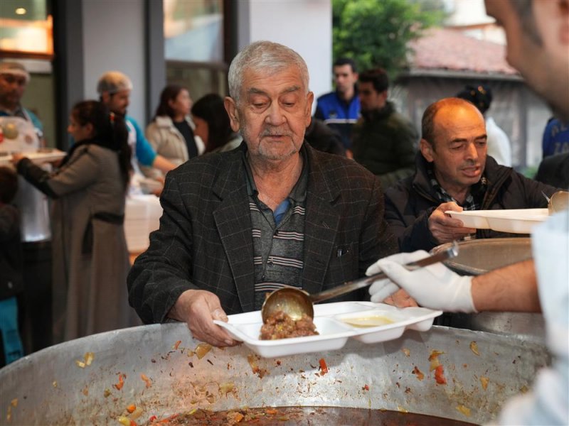 Başkan &ouml;z&ccedil;elik ilk iftarı vatandaşlarla birlikte yaptı