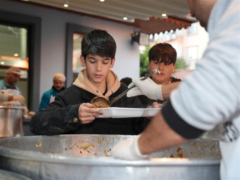 Başkan &ouml;z&ccedil;elik ilk iftarı vatandaşlarla birlikte yaptı