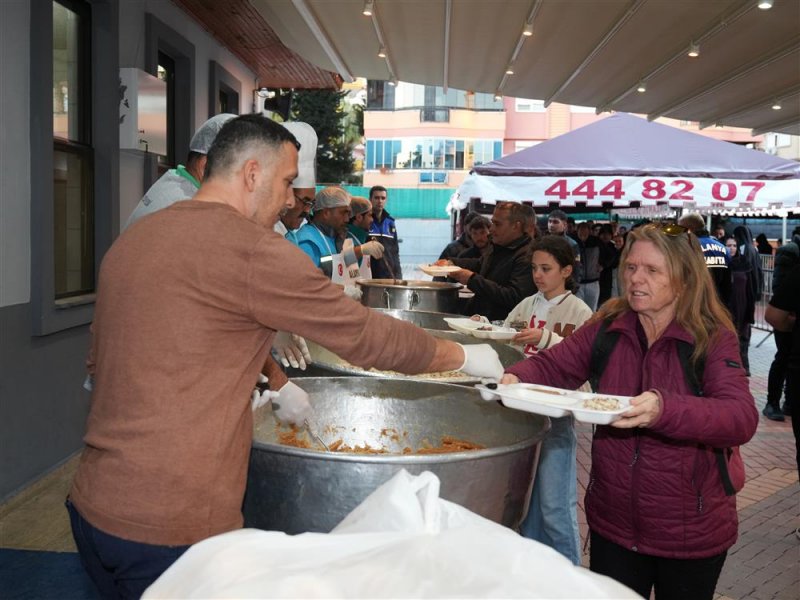 Başkan &ouml;z&ccedil;elik ilk iftarı vatandaşlarla birlikte yaptı