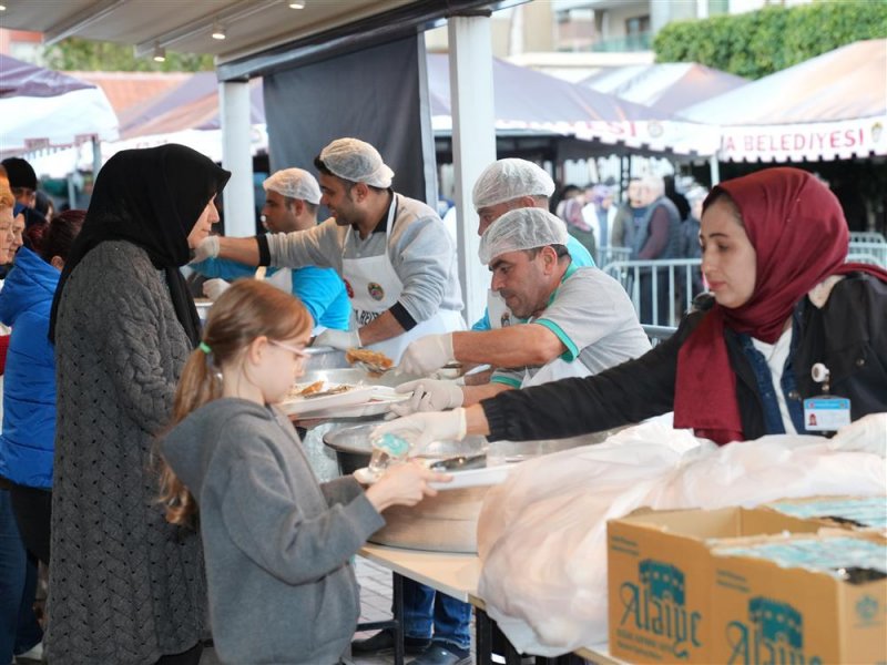 Başkan &ouml;z&ccedil;elik ilk iftarı vatandaşlarla birlikte yaptı