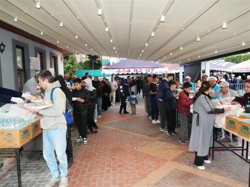 Başkan &ouml;z&ccedil;elik ilk iftarı vatandaşlarla birlikte yaptı