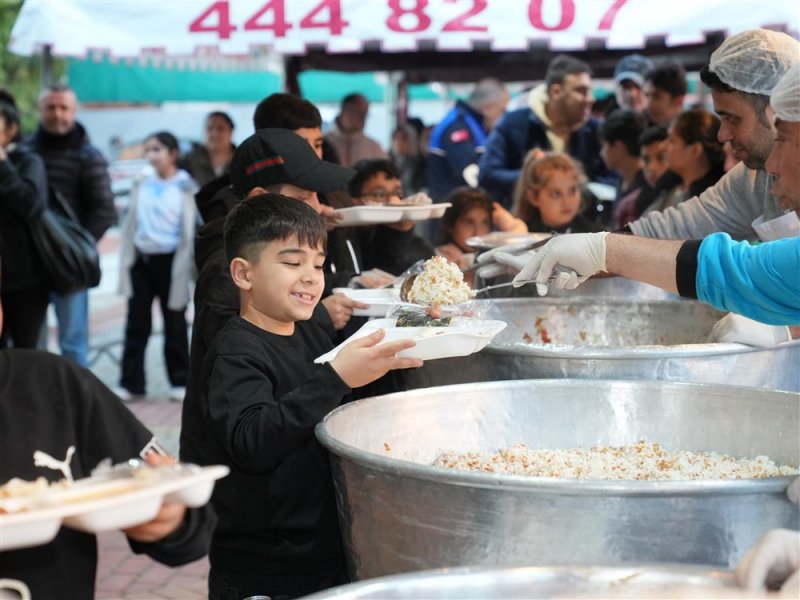 Başkan &ouml;z&ccedil;elik ilk iftarı vatandaşlarla birlikte yaptı