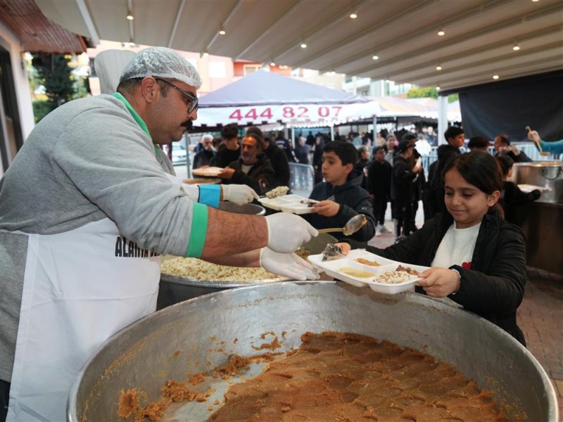 Başkan &ouml;z&ccedil;elik ilk iftarı vatandaşlarla birlikte yaptı