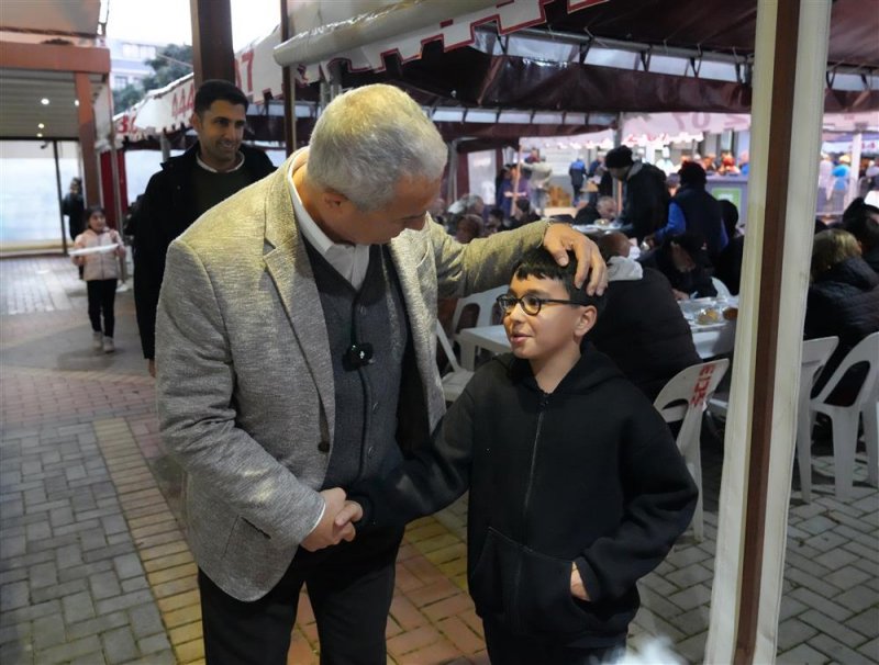 Başkan &ouml;z&ccedil;elik ilk iftarı vatandaşlarla birlikte yaptı