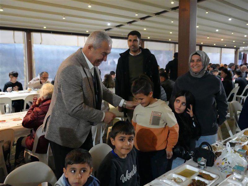 Başkan &ouml;z&ccedil;elik ilk iftarı vatandaşlarla birlikte yaptı