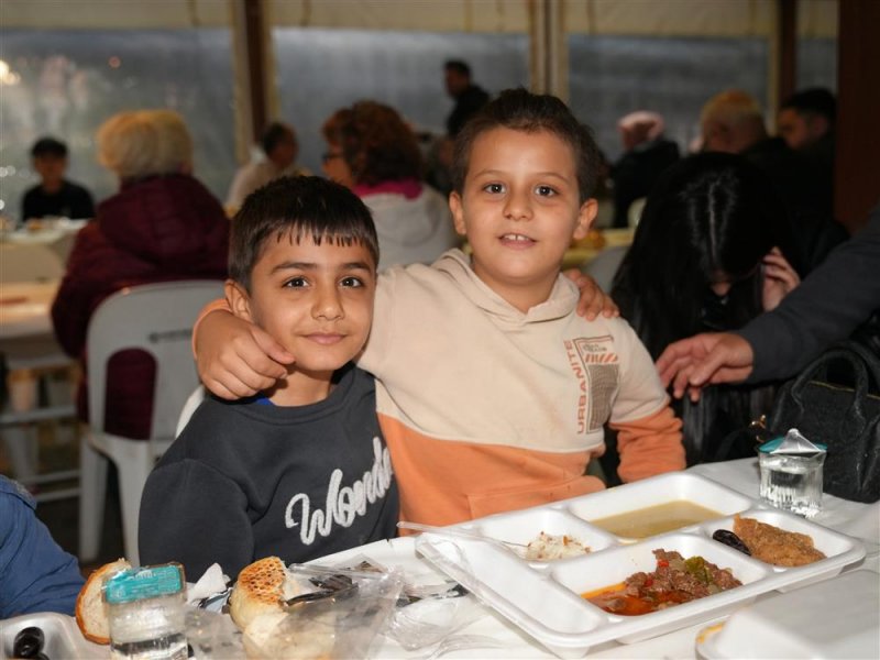 Başkan &ouml;z&ccedil;elik ilk iftarı vatandaşlarla birlikte yaptı
