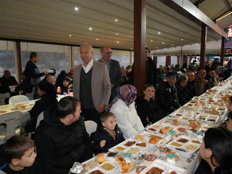 Başkan &ouml;z&ccedil;elik ilk iftarı vatandaşlarla birlikte yaptı