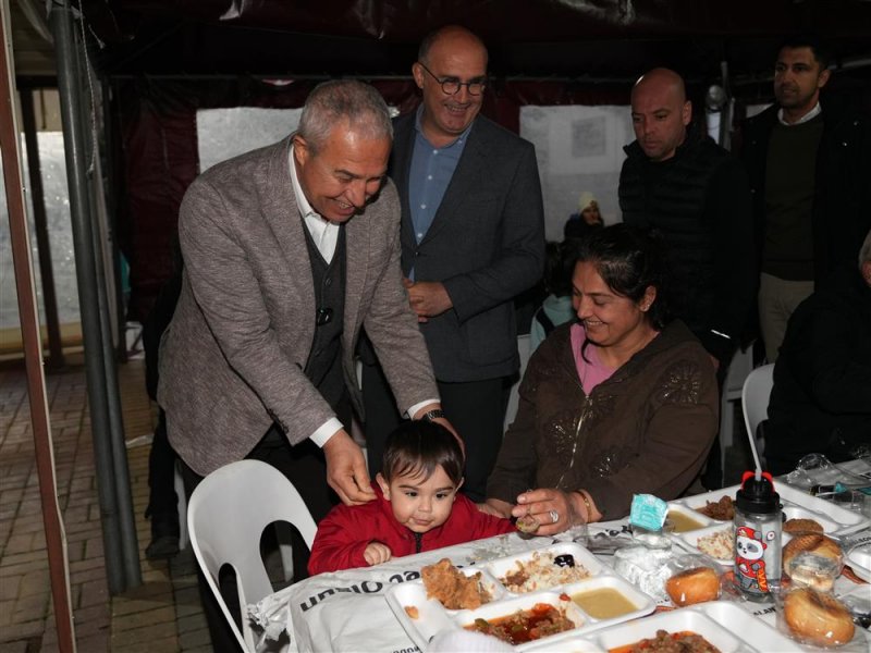 Başkan &ouml;z&ccedil;elik ilk iftarı vatandaşlarla birlikte yaptı