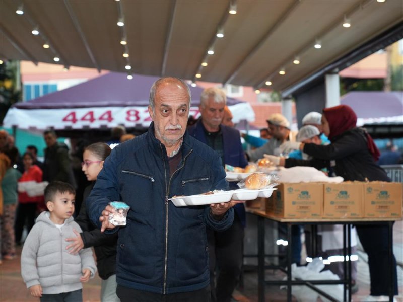 Başkan &ouml;z&ccedil;elik ilk iftarı vatandaşlarla birlikte yaptı