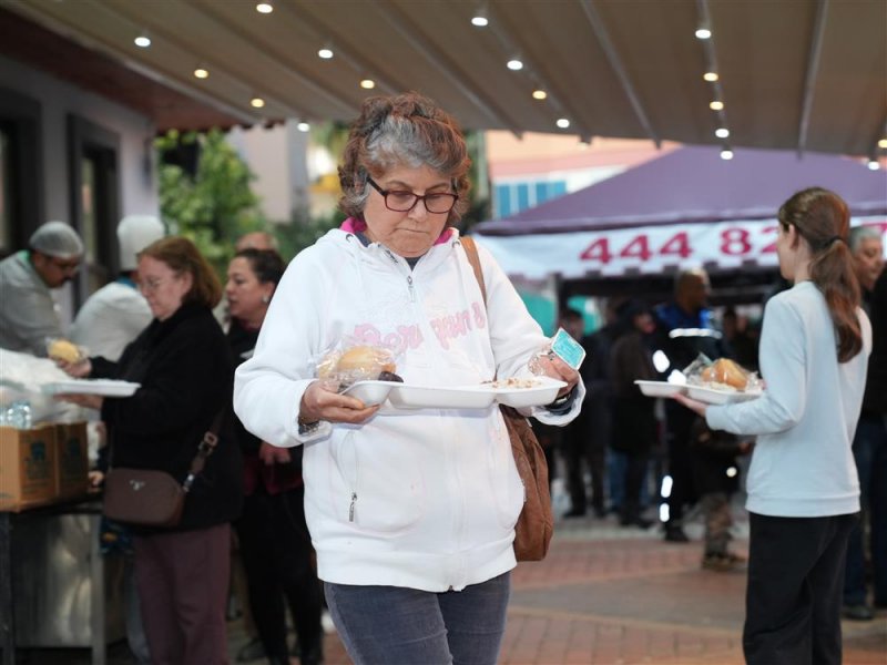 Başkan &ouml;z&ccedil;elik ilk iftarı vatandaşlarla birlikte yaptı
