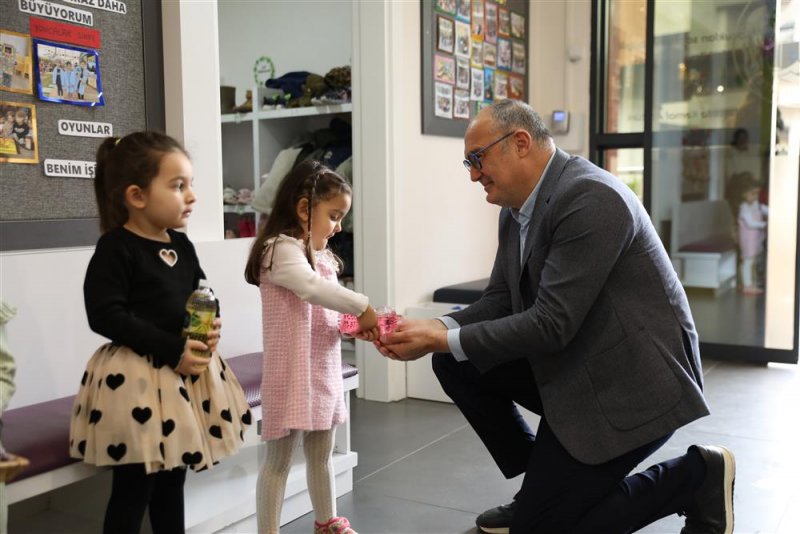 Kuşakları buluşturan etkinlikte çınarlar ve fidanlar aynı masada