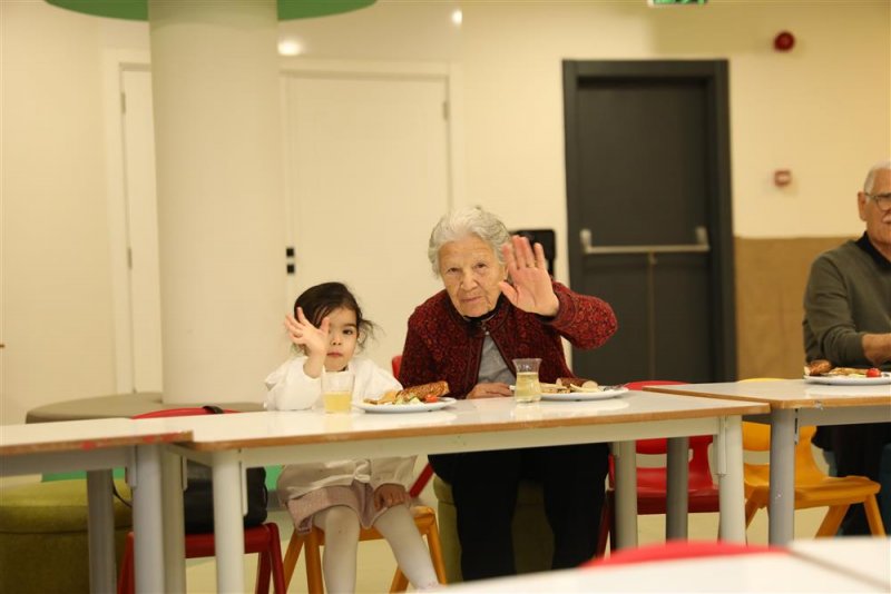 Kuşakları buluşturan etkinlikte çınarlar ve fidanlar aynı masada
