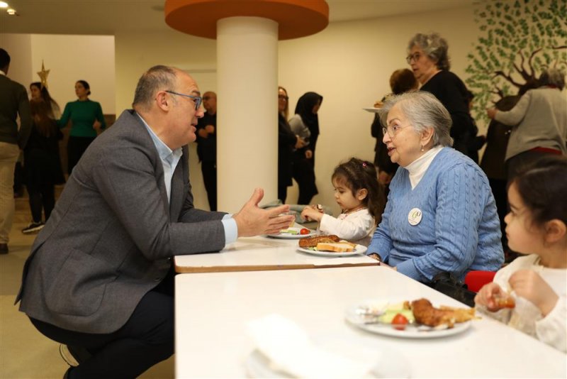 Kuşakları buluşturan etkinlikte çınarlar ve fidanlar aynı masada