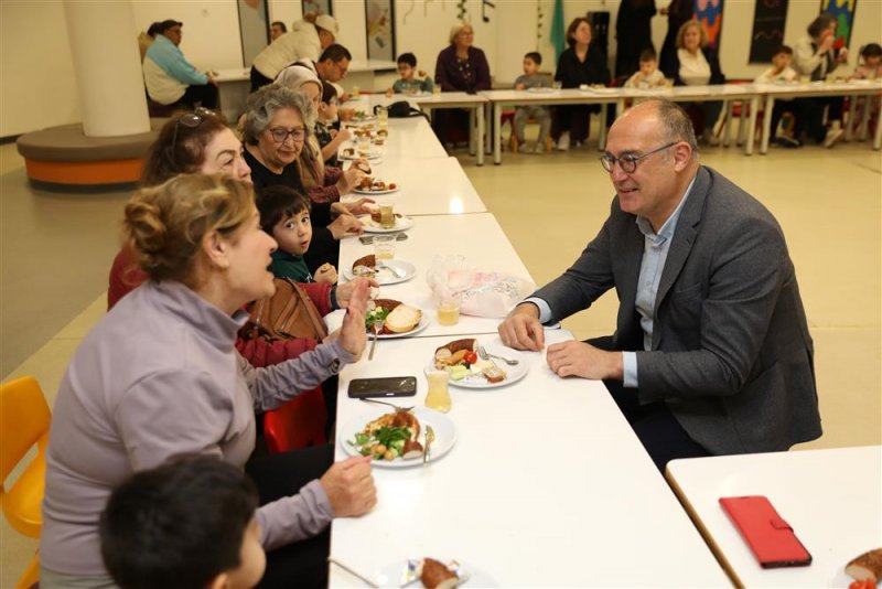 Kuşakları buluşturan etkinlikte çınarlar ve fidanlar aynı masada