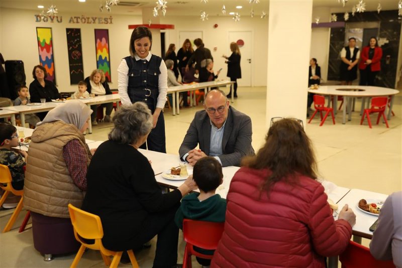 Kuşakları buluşturan etkinlikte çınarlar ve fidanlar aynı masada