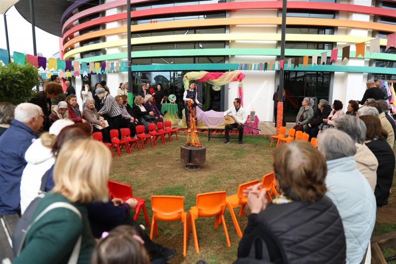 Kuşakları buluşturan etkinlikte çınarlar ve fidanlar aynı masada