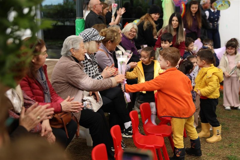 Kuşakları buluşturan etkinlikte çınarlar ve fidanlar aynı masada
