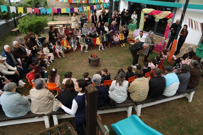 Kuşakları buluşturan etkinlikte çınarlar ve fidanlar aynı masada