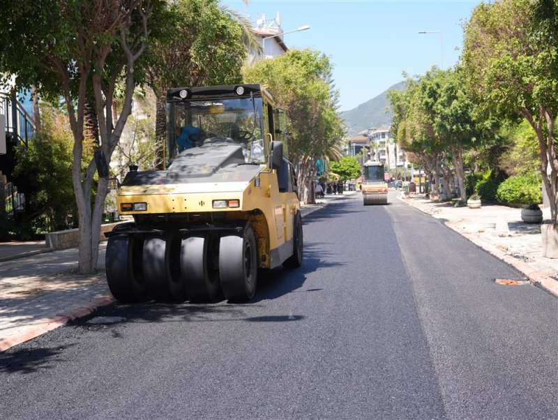 Alanya belediyesi&rsquo;nden g&uuml;zelyalı caddesi&rsquo;nde sıcak asfalt &ccedil;alışması