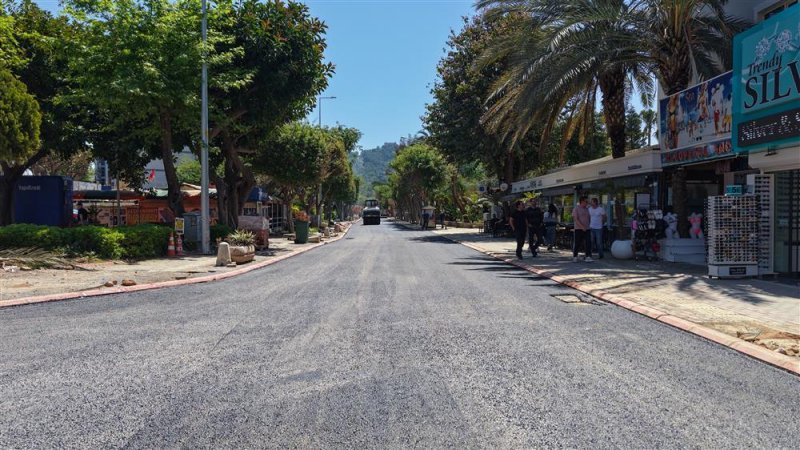 Alanya belediyesi&rsquo;nden g&uuml;zelyalı caddesi&rsquo;nde sıcak asfalt &ccedil;alışması