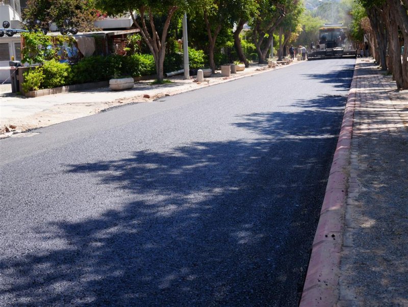 Alanya belediyesi&rsquo;nden g&uuml;zelyalı caddesi&rsquo;nde sıcak asfalt &ccedil;alışması