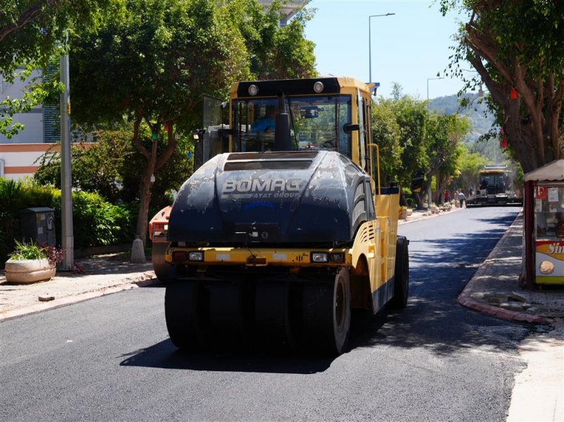 Alanya belediyesi&rsquo;nden g&uuml;zelyalı caddesi&rsquo;nde sıcak asfalt &ccedil;alışması