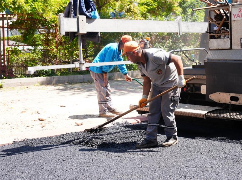 Alanya belediyesi&rsquo;nden g&uuml;zelyalı caddesi&rsquo;nde sıcak asfalt &ccedil;alışması