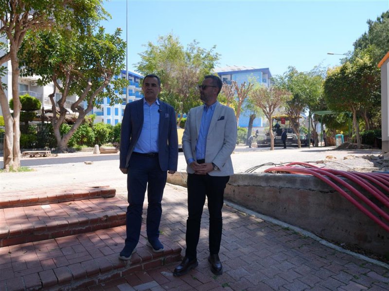 Alanya belediyesi&rsquo;nden g&uuml;zelyalı caddesi&rsquo;nde sıcak asfalt &ccedil;alışması