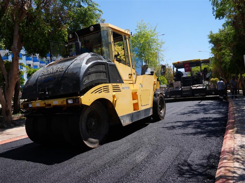 Alanya belediyesi&rsquo;nden g&uuml;zelyalı caddesi&rsquo;nde sıcak asfalt &ccedil;alışması