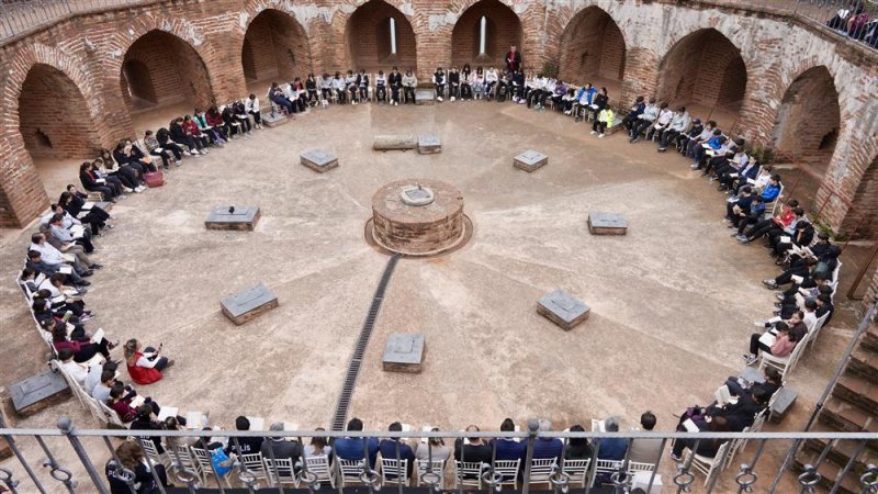 Alanya&rsquo;da k&uuml;t&uuml;phane haftası&rsquo;nda anlamlı kutlama: kızılkule&rsquo;nin 800. yılında 800 &ouml;ğrenci kitap okudu