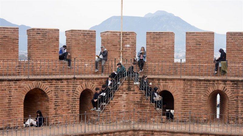 Alanya&rsquo;da k&uuml;t&uuml;phane haftası&rsquo;nda anlamlı kutlama: kızılkule&rsquo;nin 800. yılında 800 &ouml;ğrenci kitap okudu
