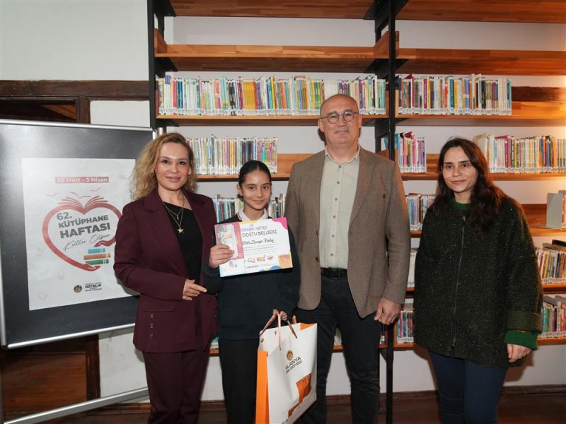 Alanya&rsquo;da k&uuml;t&uuml;phane haftası&rsquo;nda anlamlı kutlama: kızılkule&rsquo;nin 800. yılında 800 &ouml;ğrenci kitap okudu