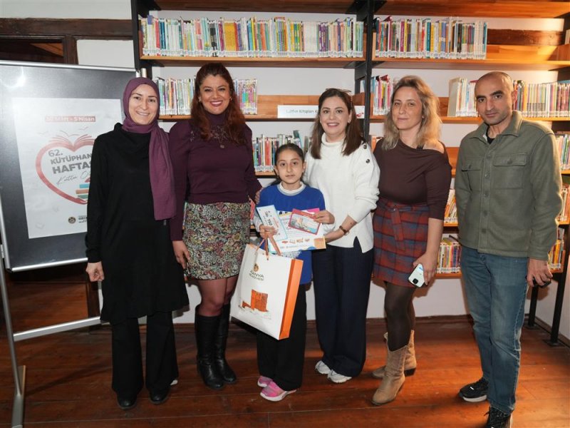 Alanya&rsquo;da k&uuml;t&uuml;phane haftası&rsquo;nda anlamlı kutlama: kızılkule&rsquo;nin 800. yılında 800 &ouml;ğrenci kitap okudu