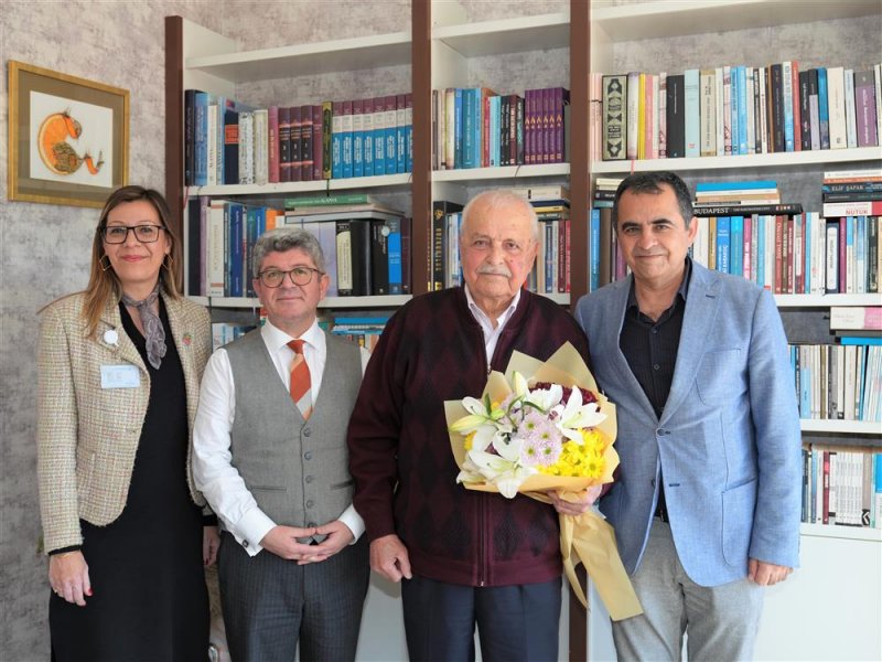 Alanya&rsquo;da k&uuml;t&uuml;phane haftası&rsquo;nda anlamlı kutlama: kızılkule&rsquo;nin 800. yılında 800 &ouml;ğrenci kitap okudu