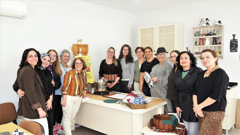 Alanya&rsquo;da "atıksız mutfak" d&ouml;nemi: kadınlar kendi balmumu kumaşlarını &uuml;retti