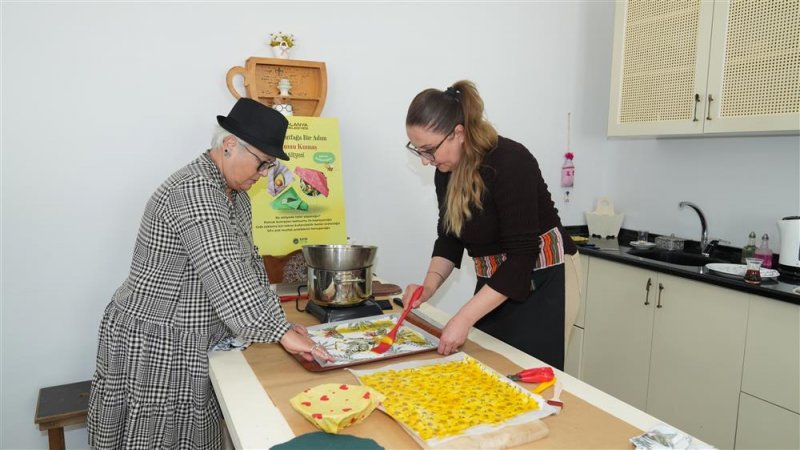 Alanya&rsquo;da "atıksız mutfak" d&ouml;nemi: kadınlar kendi balmumu kumaşlarını &uuml;retti