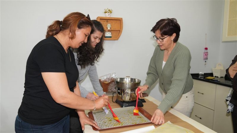 Alanya&rsquo;da "atıksız mutfak" d&ouml;nemi: kadınlar kendi balmumu kumaşlarını &uuml;retti