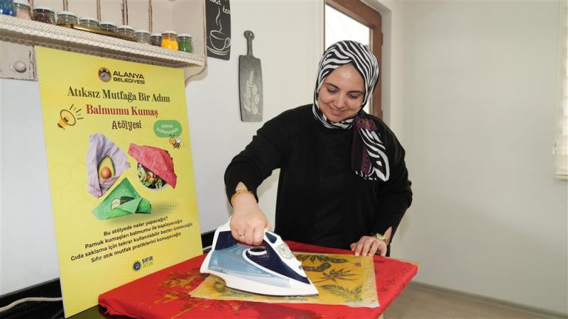 Alanya&rsquo;da "atıksız mutfak" d&ouml;nemi: kadınlar kendi balmumu kumaşlarını &uuml;retti