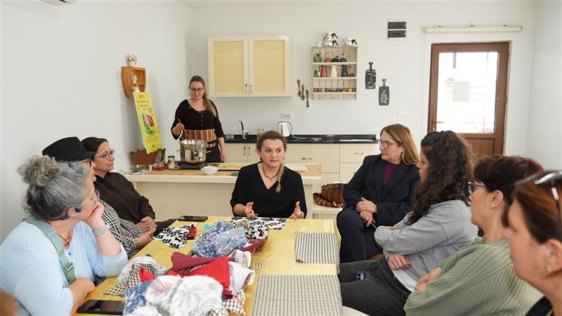 Alanya&rsquo;da "atıksız mutfak" d&ouml;nemi: kadınlar kendi balmumu kumaşlarını &uuml;retti
