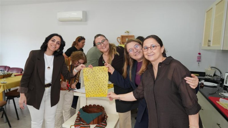 Alanya&rsquo;da "atıksız mutfak" d&ouml;nemi: kadınlar kendi balmumu kumaşlarını &uuml;retti