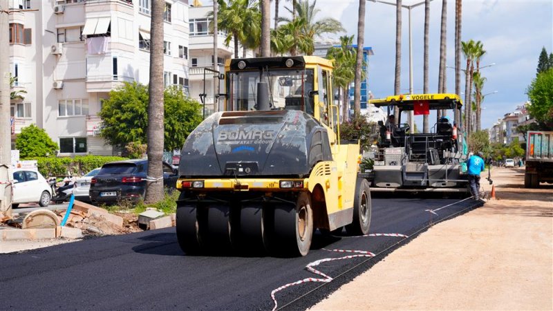 Atat&uuml;rk caddesi g&uuml;ney şeridinde sıcak asfalt &ccedil;alışmaları başladı