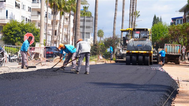Atat&uuml;rk caddesi g&uuml;ney şeridinde sıcak asfalt &ccedil;alışmaları başladı